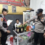 Sejumlah botol miras yang diamankan petugas hasil razia di sebuah kafe