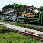 Proses pembangunan taman di Desa Gunung Malang, Jember.