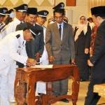 Bupati, Sambari HR ketika melantik 50 kades. (foto: syuhud/BANGSAONLINE)