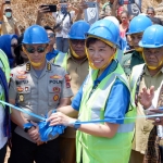 Dari kiri ke kanan, Direktur Layanan Telekomunikasi & Informasi untuk Badan Usaha Badan Aksesibilitas Telekomunikasi dan Informasi (BAKTI) Kominfo, Dhia Anugrah Febriansa,  Kepala Bidang TIK Polda Nusa Tenggara Timur, Kombes Pol. Wahyu Prihatmaka, S.H., Direktur Teknologi XL Axiata, Yessie D. Yosetya, dan pejabat daerah meresmikan pembangunan BTS USO (Universal Service Obligation) di Desa Aewora, Kecamatan Maurole, Kabupaten Ende, NTT.