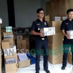 Petugas menunjukkan rokok ilegal yang berhasil disita Kantor Pengawasan dan Pelayanan Bea Cukai Tipe Pratama Blitar. foto: AKINA/ BANGSAONLINE