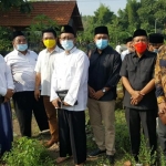 Ketua DPRD Gresik Abdul Qodir, dan Wakil Ketua DPRD Ahmad Nurhamim bersama para anggota ketika mengantarkan almarhum Sugio ke peristirahatan terakhir. foto: Syuhud/ BANGSAONLINE.com