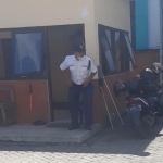 Satpam di Kantor DPRD Kabupaten Mojokerto yang masih menggunakan seragam lama berwarna putih biru.
