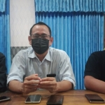 Dari kiri - Kades Kayen Kidul Bambang Agus Pranoto, Ketua Paguyuban Kepala Desa se-Kabupaten Kediri Imam Jamiin, dan Kades Mangunrejo Sutrisno. (foto: ist.)