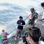 Jenazah korban saat dievakuasi petugas dari laut sekitar Jembatan Suramadu.