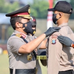 Kapolda Jatim Irjen. Pol. Nico Afinta saat memimpin upacara pembukaan pendidikan dan pembentukan bintara Polri tahun anggaran 2021 di Sekolah Polisi Negara (SPN) Mojokerto, Senin (26/7/2021). (foto: ist)