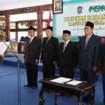 Bupati Lumajang saat mengukuhkan lima pengurus BAZNAS baru. foto: imron/ BANGSAONLINE