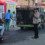 Petugas dari Polres Blitar Kota saat menggelar razia hewan ternak yang hendak masuk ke wilayahnya.