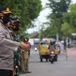 Kapolres Ngawi AKBP I Wayan Winaya saat memipin operasi yustisi di Jalan Raya Paron.