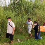 Evakuasi penemuan perempuan tanpa identitas yang ditemukan tewas di kawasan rawa Desa Sambirejo, Kecamatan Rejoso, Kabupaten Pasuruan.