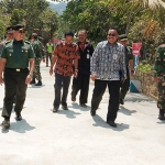 Tim Wasev Pusterad Mabes TNI AD, Kolonel Inf. Awal Nur, beserta Dandim 0802 Letkol Inf. Sigit Sugiharto saat meninjau Program TMMD 106 di Sooko.