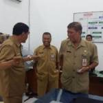 Wabup Yudi Sumbogo (kiri), saat berbincang hangat dengan Kadispendukcapil Pacitan, HM. Fathony. 
