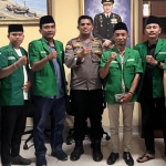 Pengurus LBH PC GP Ansor Sumenep bersama Wakapolres Sumenep Kompol Masyhur Ade (tengah). Foto: Ist.
