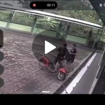 Tangkapan layar CCTV yang memperlihatkan detik-detik 2 pelaku berboncengan saat mencuri kotak amal Masjid  Baitussalam Al Karim, Desa Cangkring, Tuban