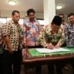 Walikota Mojokerto saat menandatangani MoU Pusyar Jilid II. (Rochmad Aris/BANGSAONLINE)