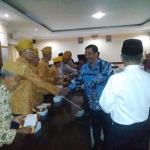 Para veteran saat menerima bantuan diruang rapat Bupati Pacitan. foto: yuniardi s/bangsaonline
