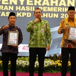 Wakil Bupati, Joko Sarwono, bersama Ketua DPRD Tuban, Sugiantoro, foto bersama dengan BPK Perwakilan Provinsi Jawa Timur setelah penyerahan Penghargaan Opini WTP Tahun Anggaran 2025.