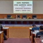 Ketua Pansus II Asroin Widiana saat menyampaikan paparan hasil pembahasan Raperda Smart City dalam rapat paripurna. foto: SYUHUD/ BANGSAONLINE