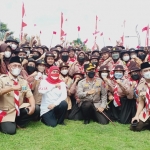 Gubernur Jatim Khofifah saat bersama anggota Pramuka Kwarda Jatim.