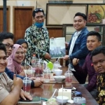 Rifaul Doni, Ketua IKA Unusida 2020-2022 (jaket biru). (foto: ist)