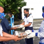 Panglima Koarmada II Laksda TNI Heru Kusmanto saat menyerahkan paket Masker dan Hand Sanitizer secara simbolis.