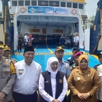 Gubernur Khofifah saat melepas program mudik gratis di Pelabuhan Jangkar, Situbondo. 