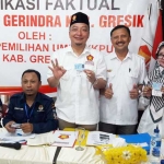 Ketua KPUD Gresik Achmad Roni didampingi Elvita Yulianti (komisioner) saat verifikasi faktual kepengurusan Partai Gerindra. foto: syuhud/ bangsaonline