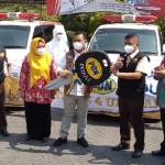 Bupati Gus Yani didampingi Wabup Bu Min saat menerima simbolis bantuan ambulans dari Direktur Utama PT Petro Oxo Nusantara Gresik, Jaya Martapa. foto: SYUHUD/ BANGSAONLINE