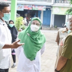Wali Kota Kediri Abdullah Abu Bakar (kiri) didampingi Kepala Dinas Kesehatan Kota Kediri dr. Fauzan Adima saat meninjau simulasi vaksinasi Covid 19. (foto: ist)