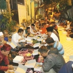 Emil Dardak saat makan sahur di pasar Tembok Surabaya. 