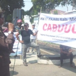 Mbah Prio sedang orasi terbuka di depan kanrtor Kejari Mojokerto. (foto: soffan sofa/ bangsaonline)