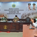 Komandan Gugus Tugas Percepatan Penanganan COVID-19 Gresik, Sambari Halim Radianto memimpin rapat evaluasi penanganan COVID-19. foto: SYUHUD/ BANGSAONLINE