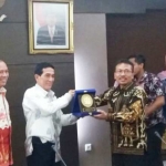 Ahmad Najib (baju putih), saat memberikan cinderamata kepada Kepala Biro Humas dan Protokol Pemprov Jatim Beny Sampir Wanto, Jumat (3/11). 