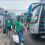 Pedagang yang mengikuti mudik bareng Aksesmu saat berangkat dari DC Alfamart Gedangan Sidoarjo, Rabu (3/4/2024).