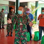 Dandim 0817 Gresik, Letkol Inf Budi Handoko ketika berbincang dengan wartawan, Jumat (22/5). foto: SYUHUD/ BANGSAONLINE