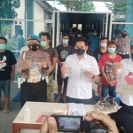 Kasat Reskrim Polres Kediri Iptu Riskika (tengah) dan jajaran serta para preman yang berhasil ditangkap.  foto: ist.