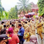 Ribuan Perangkat Desa Trenggalek saat demo di depan Gedung DPRD.