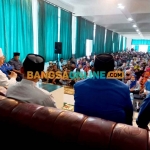 Jajaran elit PAN dan NasDem bersama ratusan tim sukses saat menyatakan kesiapannya untuk memenangkan Gus Barra menjadi Bupati Mojokerto pada pesta demokrasi mendatang. Foto: ROCHMAT SAIFUL ARIS/BANGSAONLINE