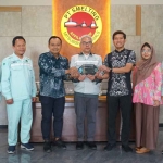 Perwakilan DPMPTSP Gresik saat menyerahkan plakat SLF PT Smelting kepada manajemen. Foto: Ist