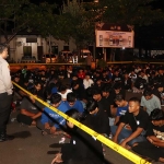 Ratusan pemuda yang diamankan ke Mapolres Tuban lantaran nekat melakukan konvoi saat malam pengesahan warga baru PSHT, Rabu (9/7/2025) dini hari.