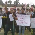 Ketua Mahasiswa Sumekar Raya (Mahasurya), Bisri Gie (pegang mik), saat aksi beberapa waktu lalu. foto: rahmatullah/ BANGSAONLINE