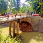 Landhope ambrol yang letaknya di jembatan alternatif Kel. Tamanan. foto: HERMAN/ BANGSAONLINE