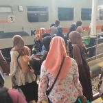 Suasana naik turun penumpang kereta api saat libur Natal 2025, dan Tahun Baru 2026.