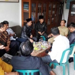 Komisi IV DPRD Gresik saat melakukan pertemuan dengan Kepala Sekolah SMP PGRI Wringinanom. foto: SYUHUD/ BANGSAONLINE