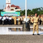 Suasana apel bersama ASN yang baru pertama masuk kerja di halaman kantor Pemerintah Kota Pasuruan, Senin (10/6/2019). foto: Ardianzah/BO