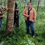 Tim UPT PTH Dinas Kehutanan Jatim yang didampingi oleh Tim PKSM Arek Lancor melakukan survei calon lahan sumber benih khusus untuk tanaman Acacia Auri.