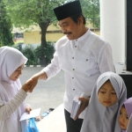 Wabup Moh. Qosim juga memberikan santunan kepada para yatim piatu. foto: SYUHUD/ BANGSAONLINE