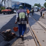 Perbaikan rel di perlintasan Gresik-Babat