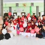 Para Mahasiswa KKN Kelompok 20 UM Surabaya saat berpose bersama ibu-ibu peserta penyuluhan. (Ist)