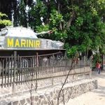 Keberadaan tank TNI di museum yang warnanya mulai kusam dan berkarat.